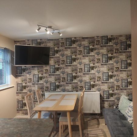Perfect Place In Walsall/ 4 Bedroom / Long Term Workers Or Family Home Exterior photo