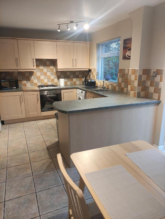 Perfect Place In Walsall/ 4 Bedroom / Long Term Workers Or Family Home Exterior photo