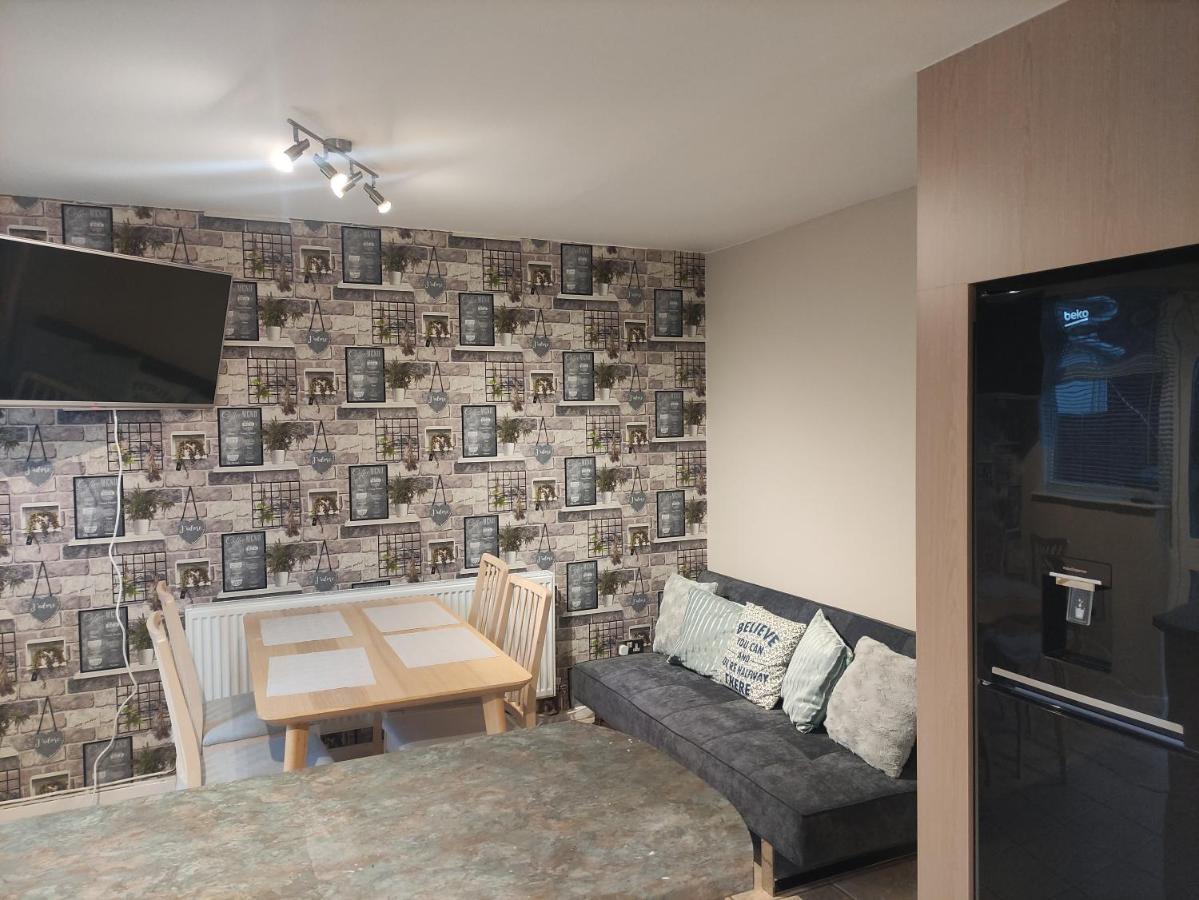 Perfect Place In Walsall/ 4 Bedroom / Long Term Workers Or Family Home Exterior photo