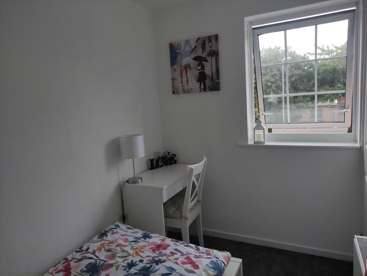 Perfect Place In Walsall/ 4 Bedroom / Long Term Workers Or Family Home Exterior photo